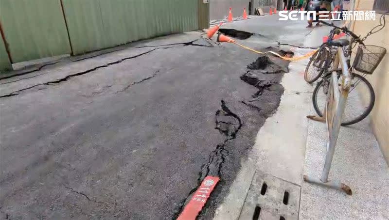 高雄市前金區自強一路出現道路塌陷。（圖／翻攝畫面）