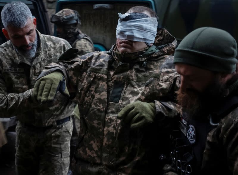 FOTO DE ARCHIVO. Un militar ucraniano herido es trasladado en un centro de asistencia médica prehospitalaria, mientras continúa el ataque de Rusia a Ucrania, en la región de Donetsk, Ucrania