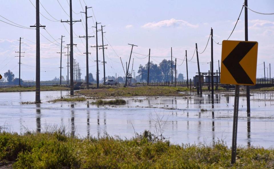 Los escurrimientos de las tormentas recientes inundan las tierras de cultivo y se desbordan sobre las carreteras y las tierras lecheras al sur de Hanford, en el Condado de Kings, CA, el viernes 31 de marzo de 2023. Meteorólogos y funcionarios hídricos estatales dijeron que, incluso, pudiera haber más inundaciones cuando un manto de nieve récord en el sur de Sierra Nevada comience a derretirse en serio durante la primavera y el verano.