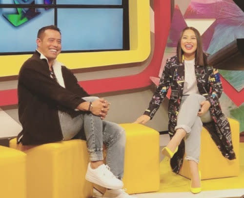 Zul Ariffin shared on Instagram a photo of him hosting "Melodi" with Janna Nick.
