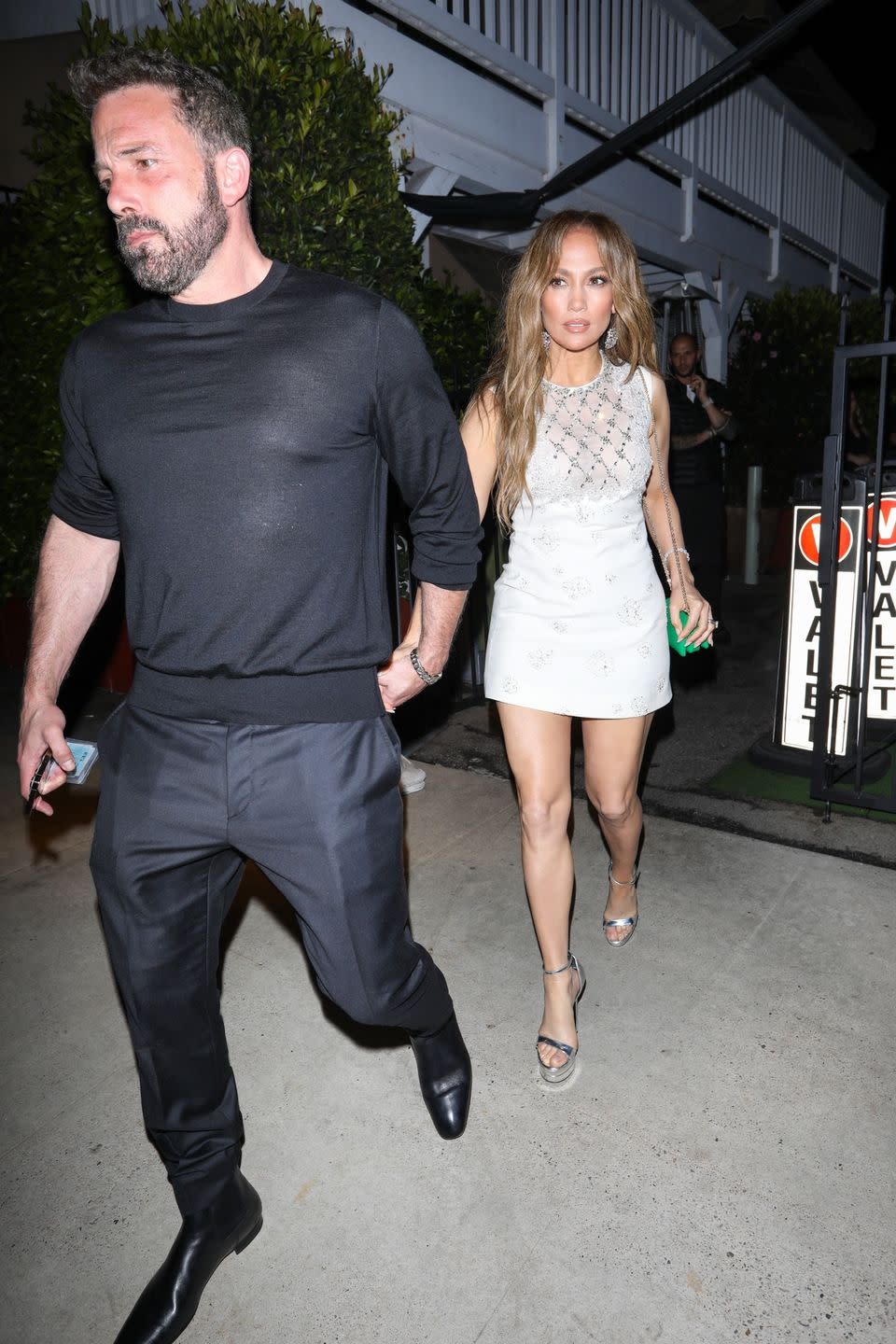 JLO Ben Affleck hält deine Hände auf dem Bürgersteig