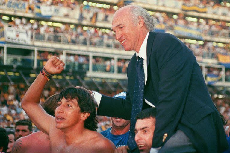 Carlos Bianchi es llevado en andas como DT de Boca en plena vuelta olímpica, con el Patrón Bermúdez: tras el empate sin goles con Independiente, el equipo se consagró campeón del Apertura 98