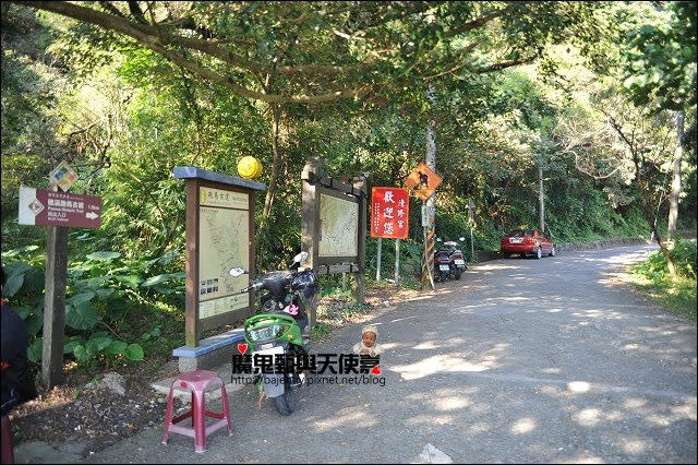 《宜蘭民宿景點美食》礁溪香腸伯~跑馬古道口．包潤餅皮的大腸包小腸