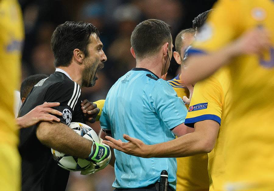 Buffon geht auf Schiedsrichter Michael Oliver los, bedrängt und beschimpft den Engländer, der dem Weltmeister von 2006 schließlich die Rote Karte zeigt. Nach dem Abpfiff hat er sich noch immer nicht beruhigt und meint in Richtung des Schiris, Oliver habe "anstelle des Herzens einen Mülleimer"