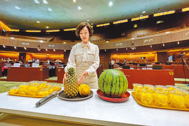 宜蘭縣議員黃琤婷17日在議會議場擺放水果，希望縣府免費營養午餐可以增加水果種類。（李忠一攝）