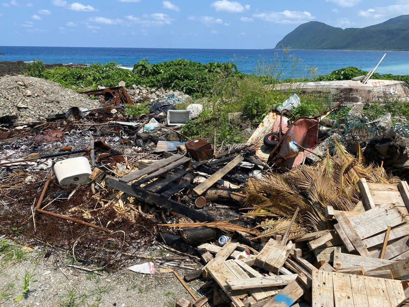 台東蘭嶼垃圾場爆滿引發關注，有遊客發現東清海邊被丟放營建廢棄物和大型垃圾，重傷蘭嶼觀光形象。（黃蜀婷提供）中央社記者盧太城台東傳真 112年5月11日