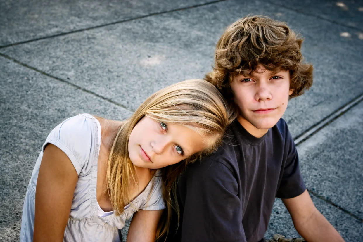 Studien zeigen, dass Geschwister sowohl einen positiven als auch einen negativen Einfluss auf deine psychische und körperliche Gesundheit haben können. (Getty Images)

