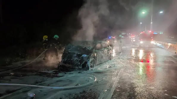 ▲台1線枋山路段屏鵝公路發生追撞火燒車事故。（圖／翻攝畫面）