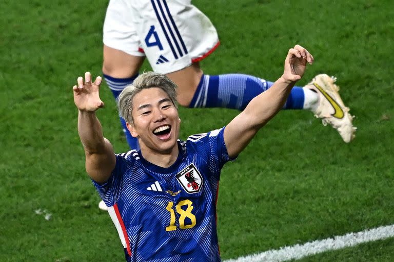 Takuma Asano festeja la victoria de Japón ante Alemania; el elenco asiático sueña con octavos
