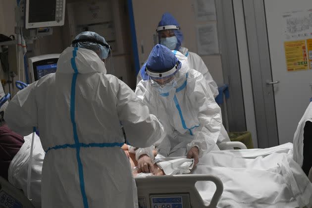 Medical staff members work in a COVID-19 unit at a hospital in Bologna, Italy, on Dec. 3, 2021. Coronavirus infection rates in Italy are on the rise. Italy reported 17,030 new COVID-19 cases on Friday, bringing the total number of confirmed COVID-19 cases to 5,077,445, according to the latest data from the Ministry of Health. (Photo by Gianni Schicchi/Xinhua via Getty Images) (Photo: Xinhua News Agency via Getty Images)