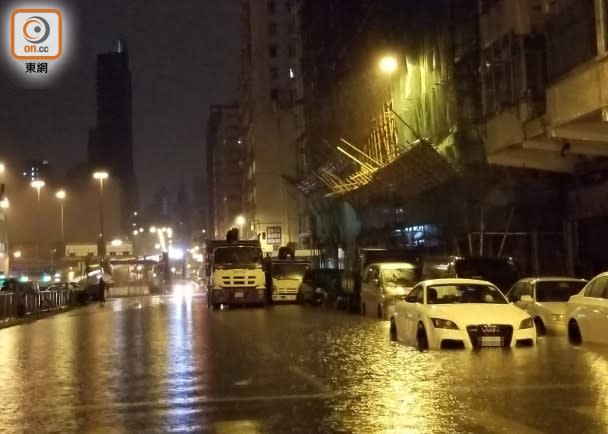 有私家車被雨水淹浸。（李國健攝）