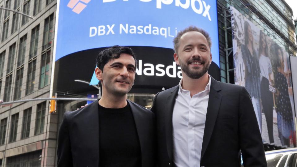 Arash Ferdowsi (l) und Drew Houston, Gründer des Online-Speicherdienstes Dropbox, wollen ihre Software zu einem Organisations-Tool für Unternehmen ausbauen. Foto: Richard Drew/AP