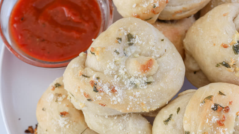 garlic knots with marinara