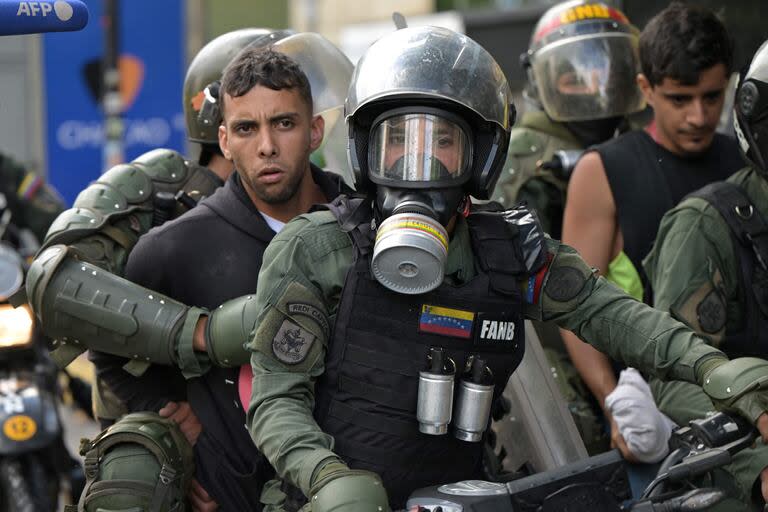 Operativo de la Guardia Nacional Bolivariana (GNB) en el Chacao, en Caracas. (Yuri CORTEZ / AFP)