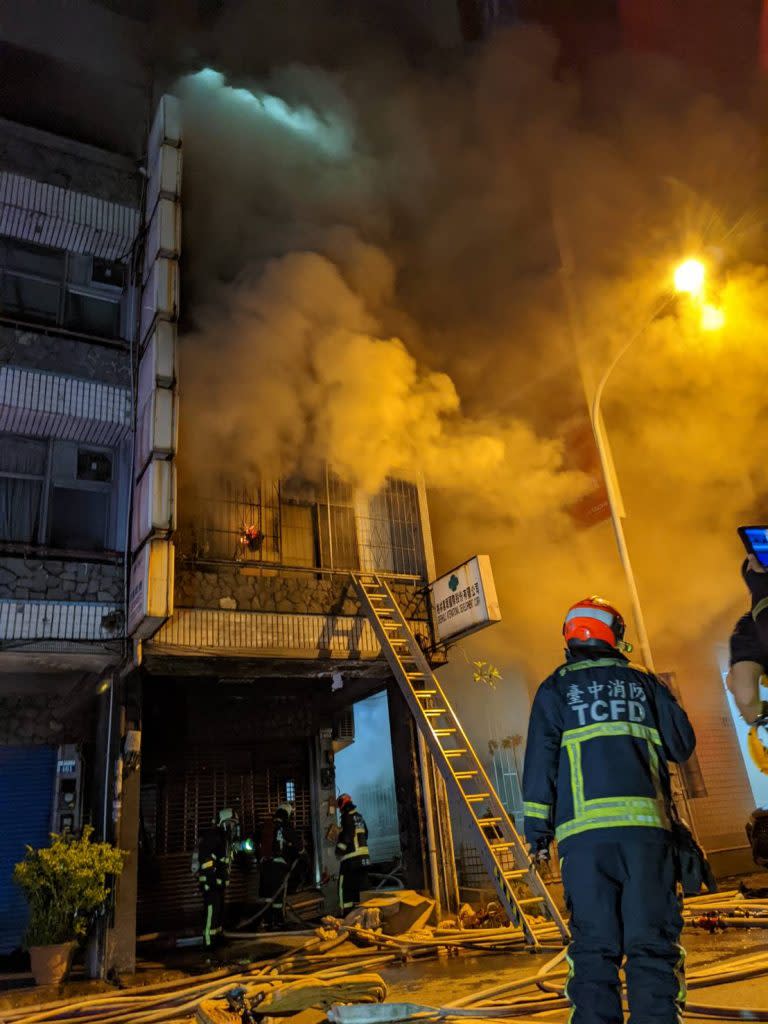 台中住宅火警造成兩死兩傷，前議長劉火旺之子劉清標與看護救出不治。（記者徐義雄攝）