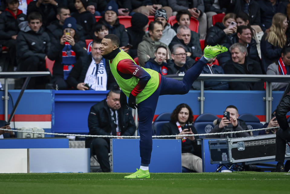 Kylian Mbappé del Paris Saint-Germain calienta durante el partido contra Reims en la liga francesa, el domingo 10 de marzo de 2024. (AP Foto/Aurelien Morissard)