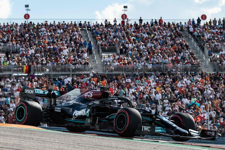 El Mercedes de Lewis Hamilton ante una multitud en Austin, Texas