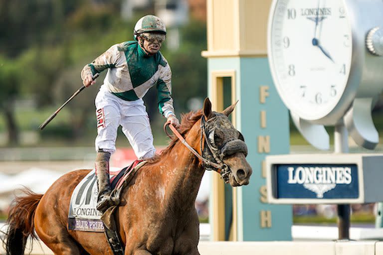 Joe Bravo inicia el festejo con Blue Prize en el disco del Distaff (Grupo 1, 1800 metros), en Santa Anita Park, en 2019; allí correrá Didia el sábado en el Filly and Mare Turf (G1), con la misma chaquetilla.