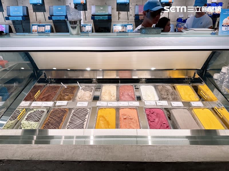 「海邊走走」義式冰淇淋新品「hiwalk gelato」，分為Gelato和Sorbet兩大系列共12種口味。（圖／記者劉沛妘攝影）