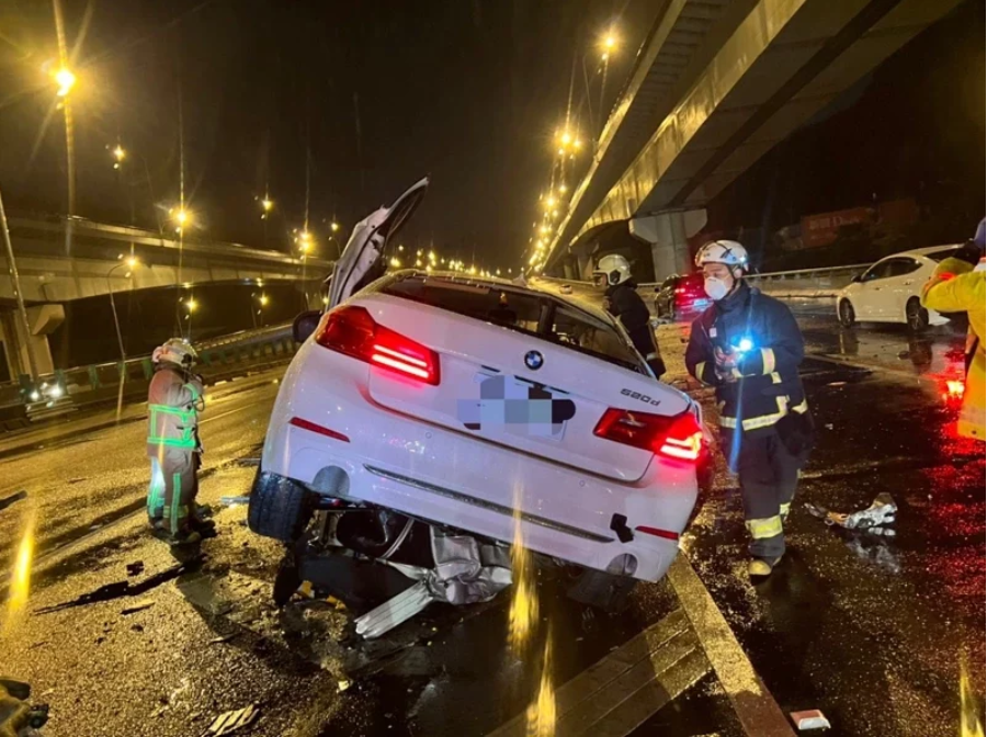 今天（20日）凌晨 0 時許，一輛 BMW 520d 轎車撞上分隔島，警消人員到場救援。   圖：國道警察局提供