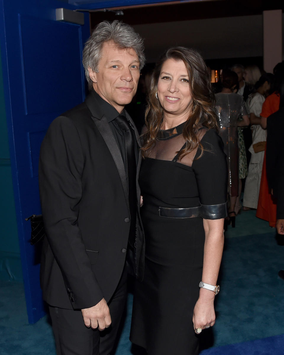 <p>Schon seit vielen Jahrzehnten ein Paar: Der Musiker Jon Bon Jovi ist seit 1989 mit seiner Highschool-Liebe Dorothea Hurley verheiratet. Die Hochzeit fand auf Tour in Las Vegas statt. Gemeinsam haben die beiden inzwischen vier Kinder. (Bild: Getty Images) </p>