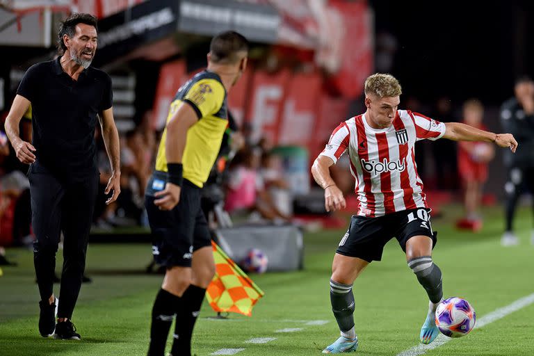 Eduardo Domínguez debutó como DT de Estudiantes ante Huracán, en la fecha pasada: fue triunfo sobre el final 2-1; en la acción le da indicaciones a Rollheiser