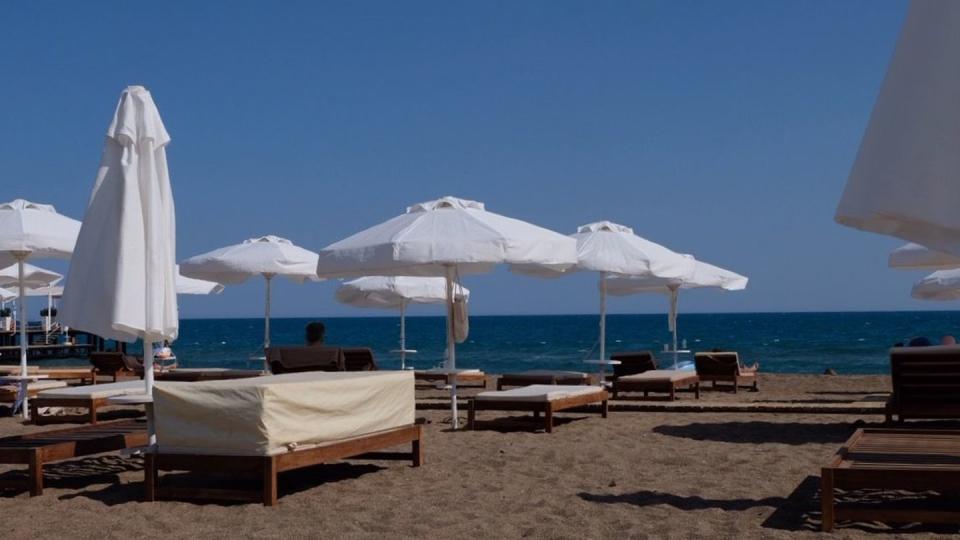 Strandliegen und Sonnenschirme am menschenleeren Strand in Antalya (Archivfoto).