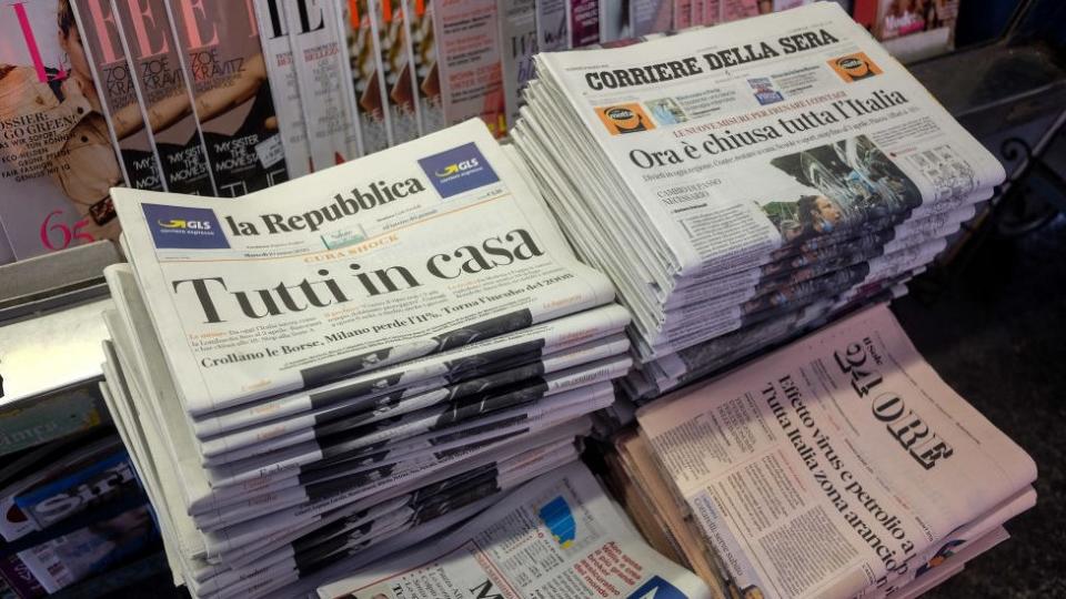 Los periódicos italianos informan las medidas anunciadas por el primer ministro, Guiseppe Conte.