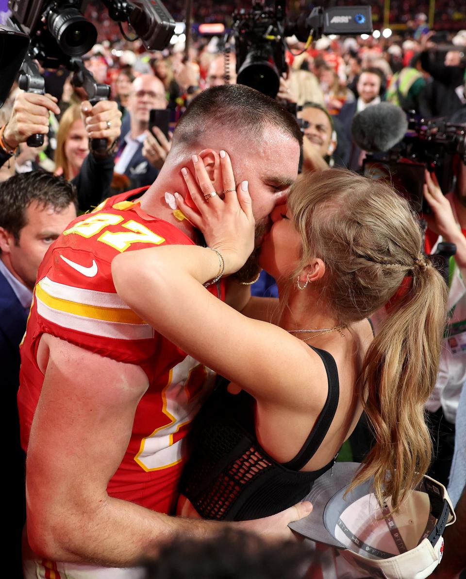 Taylor Swift and Travis Kelce haven't let public scrutiny deter them from flaunting their love. Their romance has involved concert shout-outs, ecstatic football cheers and plenty of PDA, with seemingly little regard for how many people are watching or what they may think. Experts say their love reveals a lot about dating in the public eye.