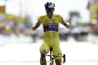 <p>Le Belge Wout van Aert (Jumbo) a réussi un coup de force dans la quatrième étape du Tour de France, qu'il a remportée en solitaire, mardi à Calais. Déjà porteur du maillot jaune, van Aert a attaqué à onze kilomètres de l'arrivée et a conforté sa position en tête du classement général.</p>