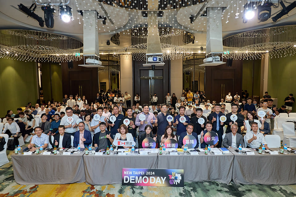 (red arrow up)2024 New Taipei Demo Day 活動現場超過 200 位創投、專家及創業者分享創業主題與品牌願景。（新北市青年局提供）