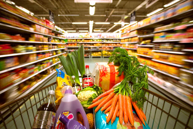 BN3TE3 Household goods in shopping cart