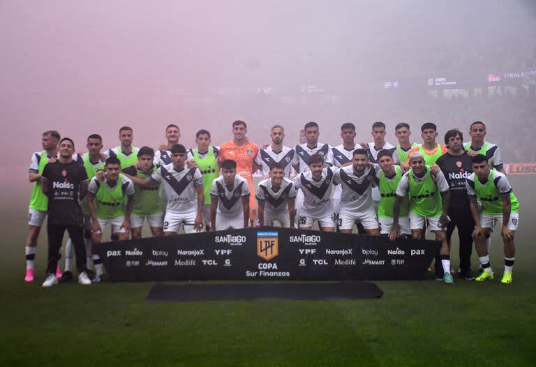 El plantel de Vélez formando antes de disputar la final con Estudiantes en Santiago del Estero, por la Copa de la Liga 2024