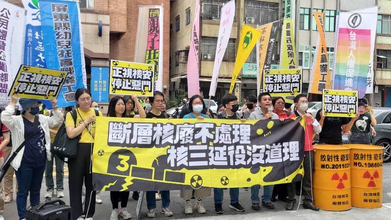 民團反對老舊核電廠延役  籲國民黨正視核安 國民黨團推動「核子反應器設施管制法」修法、明定 不設定延役申請期限，南部多個民間團體28日到國民 黨高市黨部前抗議，呼籲國民黨正視核安。 中央社記者蔡孟妤攝  113年3月28日 