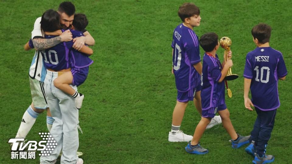 賽後妻子衝上場擁抱梅西，梅西兒子開心捧著大力神盃。（圖／達志影像路透）