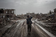 Zivilisten kehren in die völlig zerstörte Stadt Al-Susah in Syrien zurück. In Syrien herrscht seit 2011 Bürgerkrieg – heute ist die politische Lage durch die verschiedenen Interessen von USA, Russland, der Türkei und Syrien unübersichtlicher als je zuvor. (Bild: Getty Images)