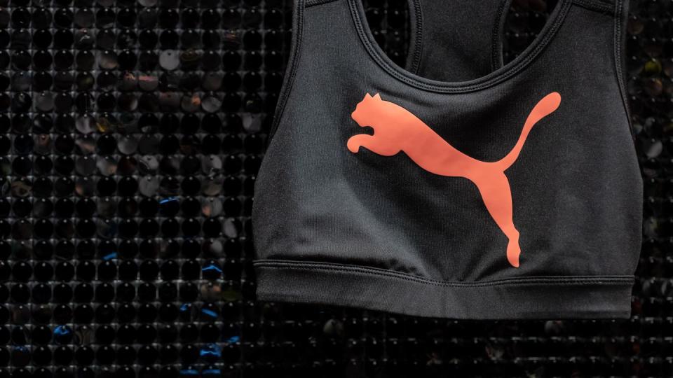 Bustier mit Herstellerlogo: Der Puma setzt zum Sprung an.