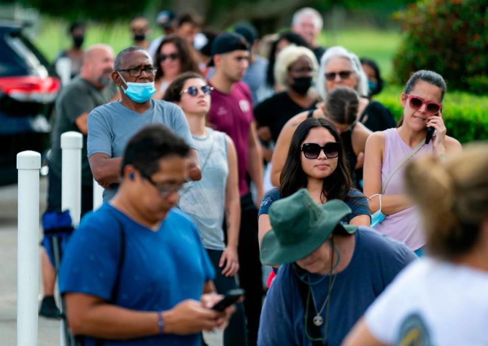 La gente espera en la fila para comprar rollos de canela recién horneados en Knaus Berry Farm durante su día de apertura en Homestead, Florida, el martes 26 de octubre de 2021. MATIAS J. OCNER/mocner@miamiherald.com