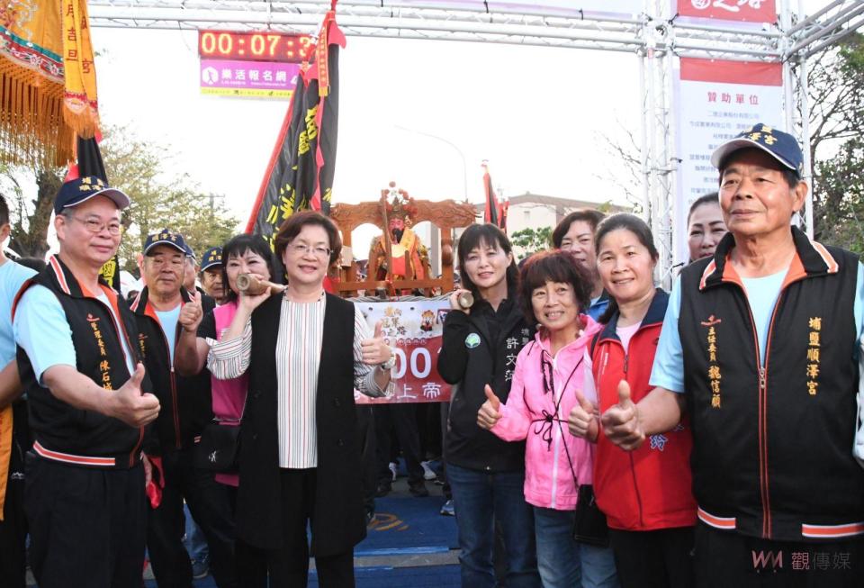 ▲埔鹽鄉順澤宮「邁向冠軍之路」祈福路跑開跑，由彰化縣長王惠美、埔鹽鄉長許文萍和順澤宮主委魏信顧等人共同鳴槍起跑，神轎也伴隨著選手們一同前行。（記者陳雅芳攝）