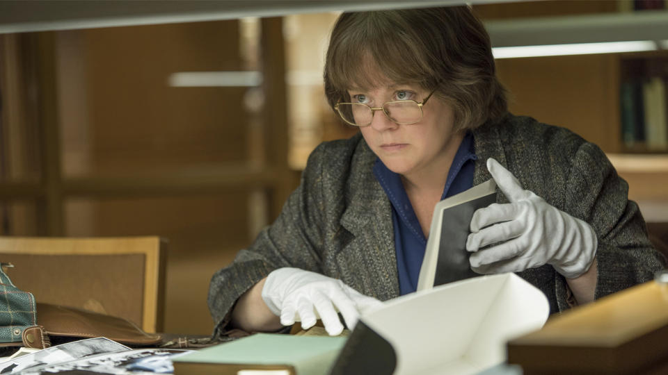 En esta imagen difundida por Fox Searchlight Pictures, Melissa McCarthy en una escena de "Can You Ever Forgive Me?". (Fox Searchlight Pictures via AP)