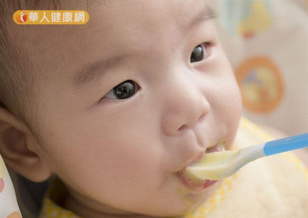 如果寶寶開始吃副食品時，皮膚沒有出現異樣，各種食物都可以從少量開始嘗試。如果寶寶吃副食品時已有異位性皮膚炎，飲食上的順序就需稍加留意。