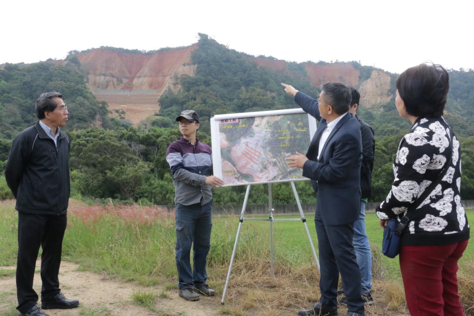 ▲立法院副院長蔡其昌邀集農委會等相關單位，視察鐵砧山崩塌整治工程。 (圖／柳榮俊攝2019.4.15)