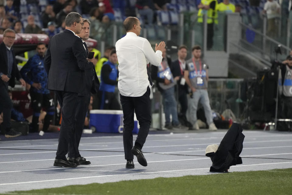 Juventus' head coach Massimiliano Allegri leaves the pitch after getting a red card during the Italian Cup final soccer match between Atalanta and Juventus at Rome's Olympic Stadium, Wednesday, May 15, 2024. (AP Photo/Gregorio Borgia)