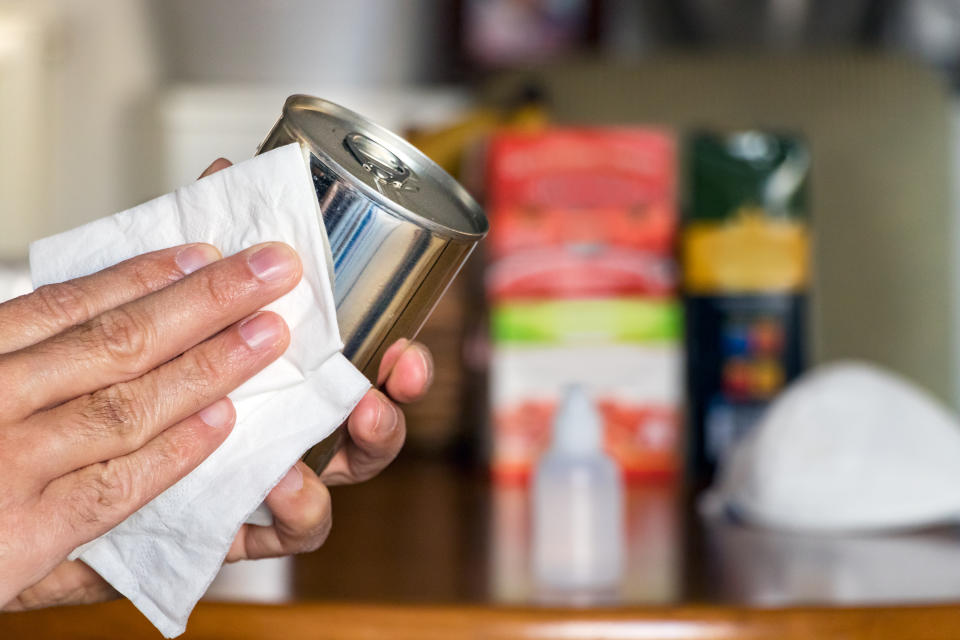 El ritual de desinfectar producto tras producto al volver de hacer la compra durante los primeros meses de pandemia estaba muy extendido. (Foto: Getty Images)