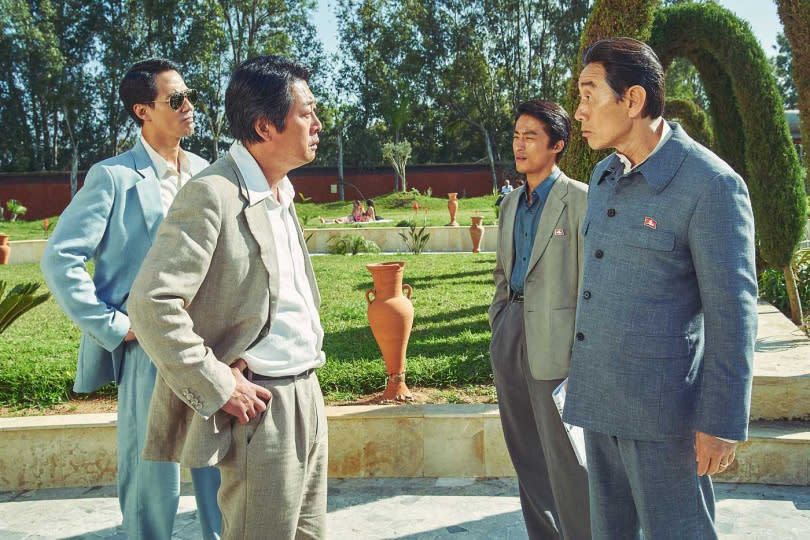 金倫奭（左前）和許峻豪（右前）分別飾演南、北韓大使，和兩位大前輩合作讓趙寅成有種再次成為忙內（老么）的感覺。（圖／車庫娛樂提供）
