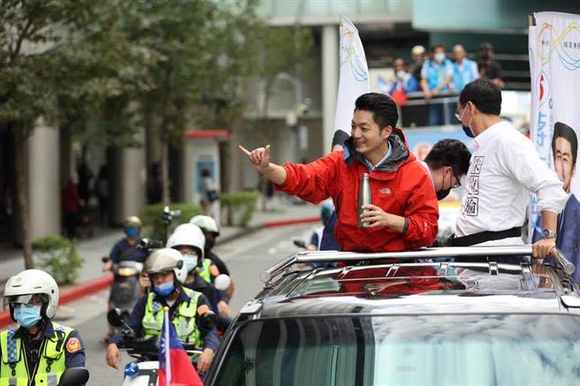 國民黨台北市長候選人蔣萬安下午赴中山大同區展開車隊掃街。（蔣萬安辦公室提供）