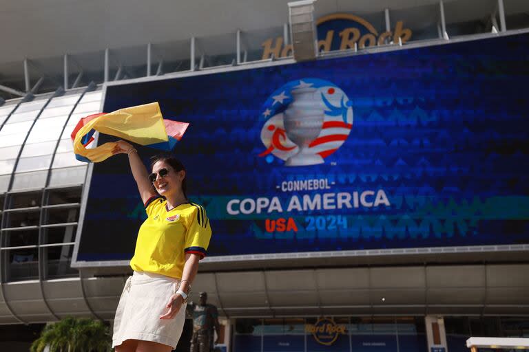 Una hincha de Colombia frente al Hard Rock Stadium.