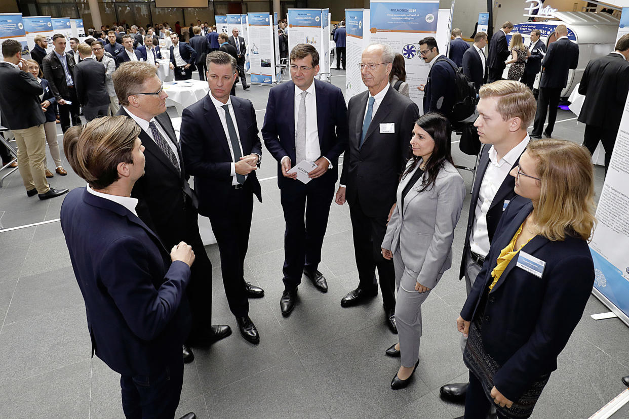 VW–Betriebsratschefin Daniela Cavallo (3. v. re.) mit Aufsichtsratspräsident Hans Dieter Pötsch (4. v. re.) und Personalvorstand Gunnar Kilian (5. v. re.)