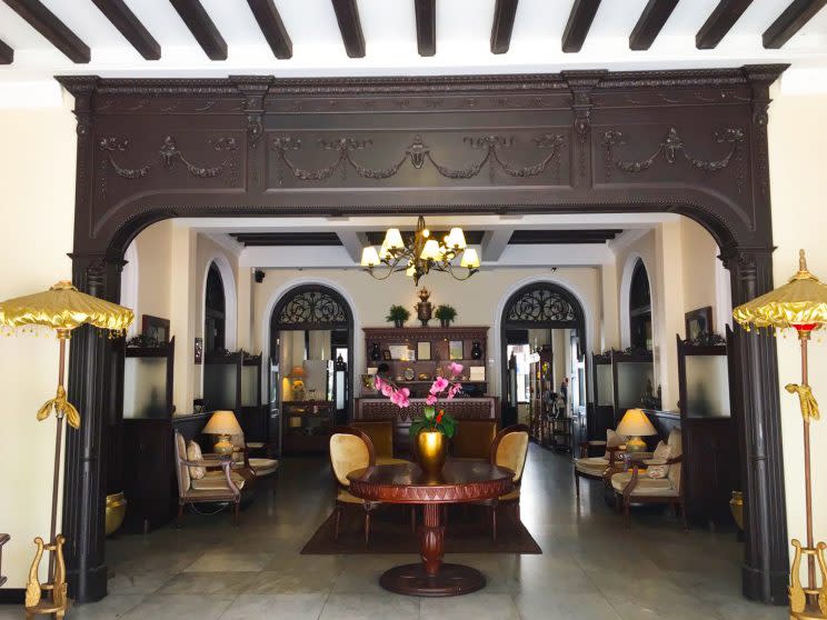 Customers can expect a royal treatment from the entrance of Mamanda Restaurant, decorated in a style reminiscent of old Malay palaces. (Photo: Nurul Azliah Aripin/ Yahoo Lifestyle Singapore)