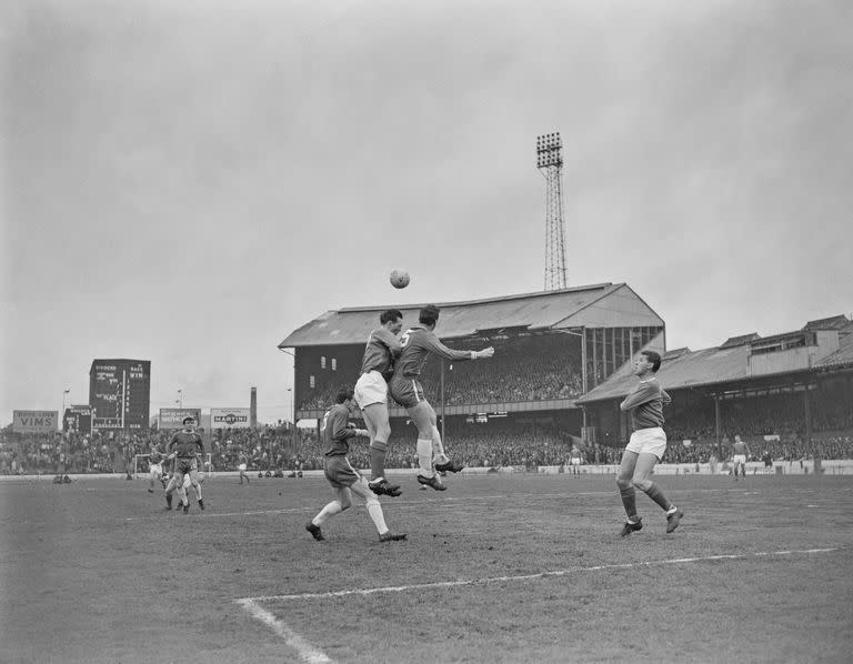 Jeff Astle en plena disputa del balón aéreo en un partido entre el  Chelsea vs West Bromwich Albion el 17 de abril de 1965